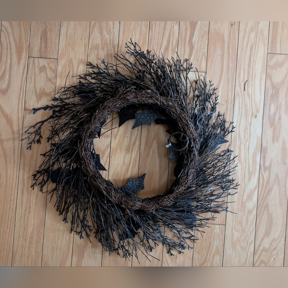 Glistening Black Bat Wreath for Halloween - Picture 3 of 4